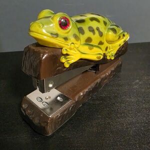 Yellow Green Frog Stapler - Decorative Reptile Desk Accessory